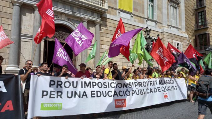 Mobilització davant el palau de la generalitat.