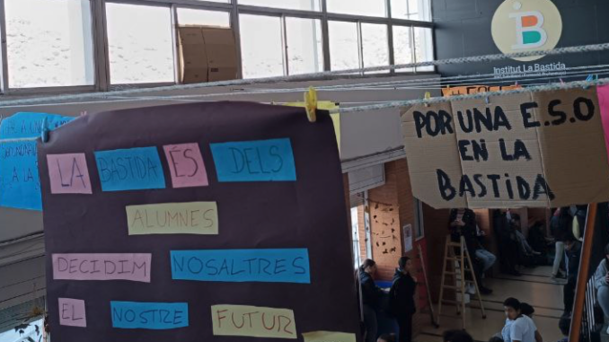 Protesta de l’alumnat a l'Institut La Bastida de Gramenet contra el pla per eliminar l’ESO i el Batxillerat per crear un CFPI